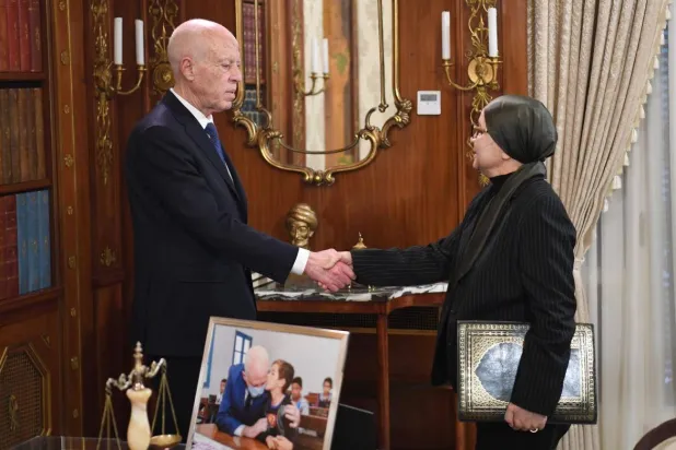 الرئيس التونسي عند استقباله وزيرة العدل لحثها على اختصار آجال البت في القضايا المحالة على المحاكم (الرئاسة)