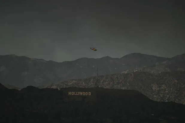 جهود لمكافحة الحرائق في هوليوود هيلز بلوس أنجليس (أ.ف.ب) 