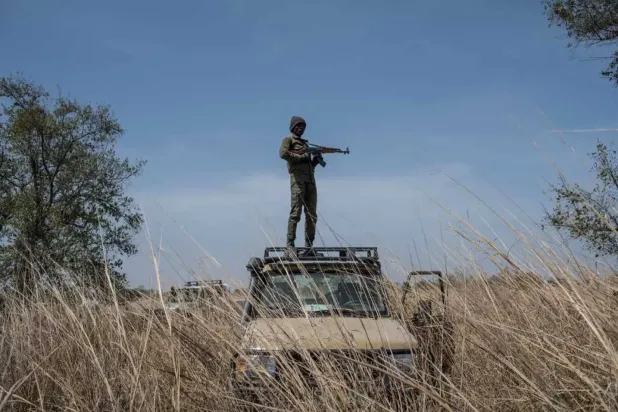 Benin'de terör nedeniyle kapatılan milli parktaki bir asker (Ajanslar)