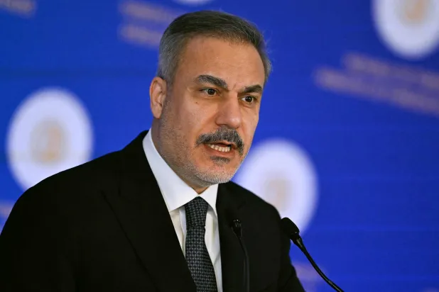 وزير الخارجية التركي هاكان فيدان خلال لقاء مع ممثلي وسائل الإعلام في إسطنبول الجمعة (أ.ف.ب)