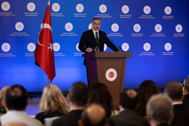 وزير الخارجية التركي هاكان فيدان خلال مؤتمر صحافي في إسطنبول الجمعة (رويترز)