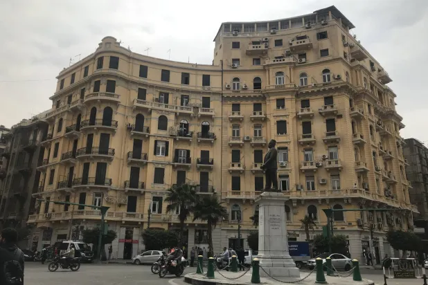 ميدان طلعت حرب في قلب القاهرة الخديوية (الشرق الأوسط)