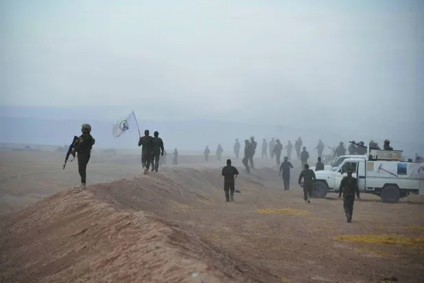 قوة مشتركة من الجيش العراقي والحشد الشعبي بحثاً عن عناصر من تنظيم «داعش» في محافظة نينوى (أ.ف.ب)