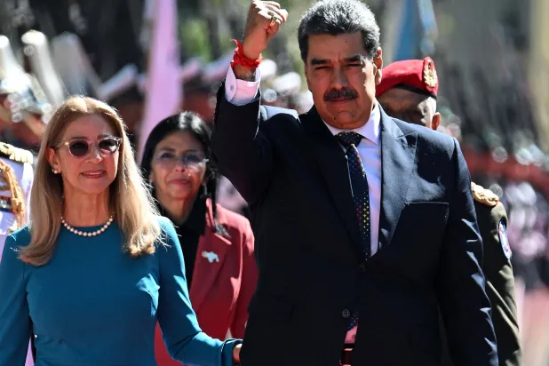 الرئيس الفنزويلي نيكولاس مادورو يصل إلى مقر الجمعية الوطنية لحضور حفل تنصيبه (أ.ف.ب)