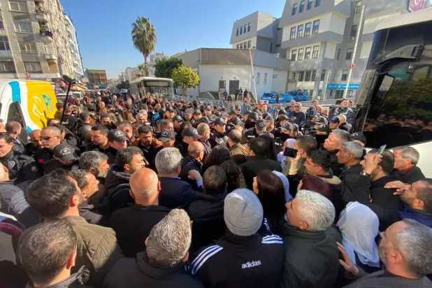 احتجاج أمام بلدية أكدنيز في مرسين على اعتقال رئيسيها المشاركين (إعلام تركي)