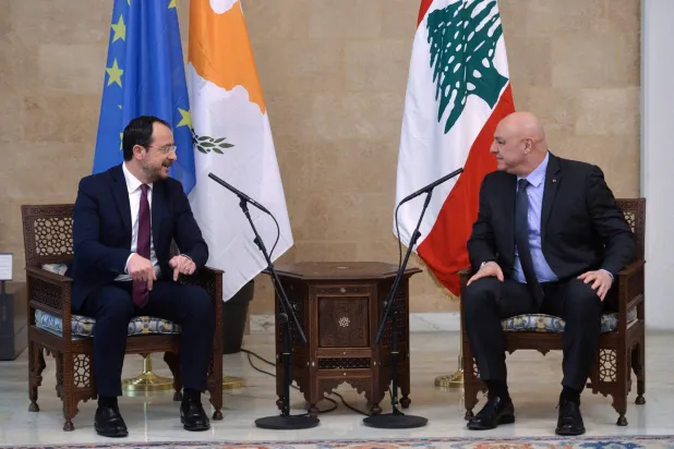 الرئيس اللبناني جوزيف عون مستقبلاً نظيره القبرصي نيكوس خريستودوليدس (إ.ب.أ)