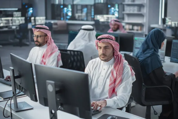 تهدف «مايكروسوفت» إلى تدريب أكثر من 100 ألف فرد في مهارات الذكاء الاصطناعي والحوسبة السحابية المتقدمة (شاترستوك)