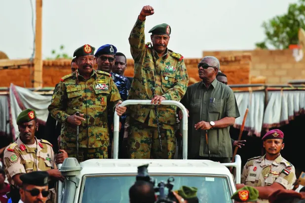 Sudan Ordu Komutanı Orgeneral Abdulfettah el-Burhan 29 Haziran 2019'da Hartum'un batısındaki Omdurman'da destekçilerini selamlıyor. (AP)