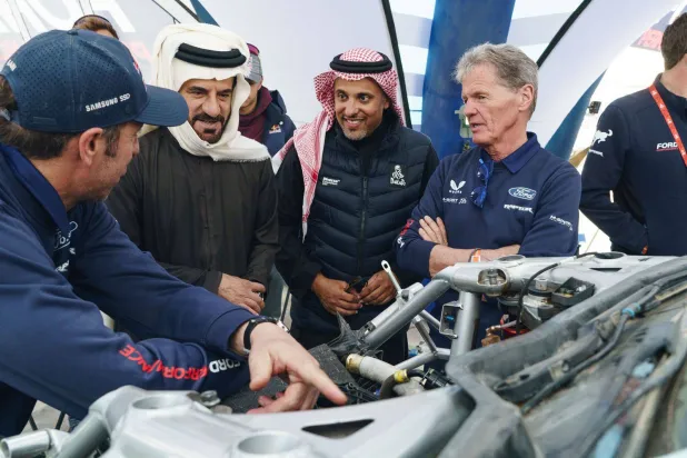 الأمير خالد بن سلطان الفيصل ومحمد بن سليم خلال زيارة الأخير مخيم مبيت المتسابقين (الشرق الأوسط)