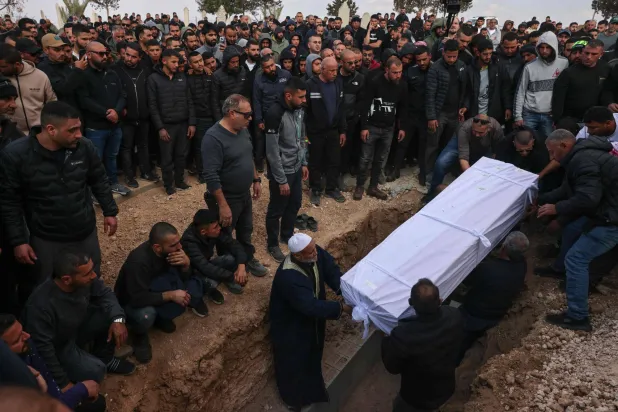 أقارب وأصدقاء الرهينة الإسرائيلي حمزة الزيادنة خلال مراسم دفنه (أ.ف.ب)