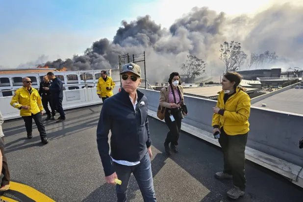 حاكم ولاية كاليفورنيا غافين نيوسوم يتفقد الأضرار أثناء حريق باليساديس في كاليفورنيا (أ.ب)