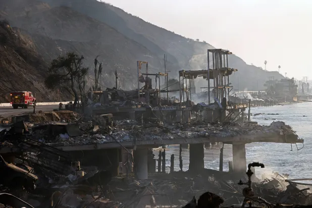 منزل على طريق ساحل المحيط الهادئ في ماليبو مدمر بسبب حرائق لوس أنجليس (د.ب.أ)