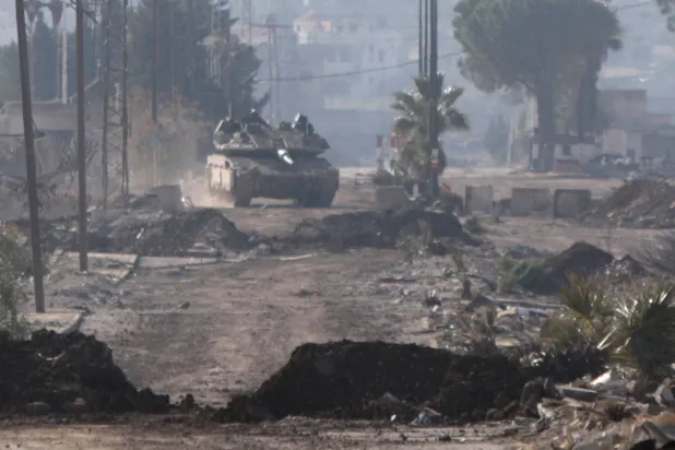 دبابة تابعة للجيش الإسرائيلي تقوم بدورية في المنطقة العازلة التي تسيطر عليها الأمم المتحدة بمرتفعات الجولان (أ.ف.ب)