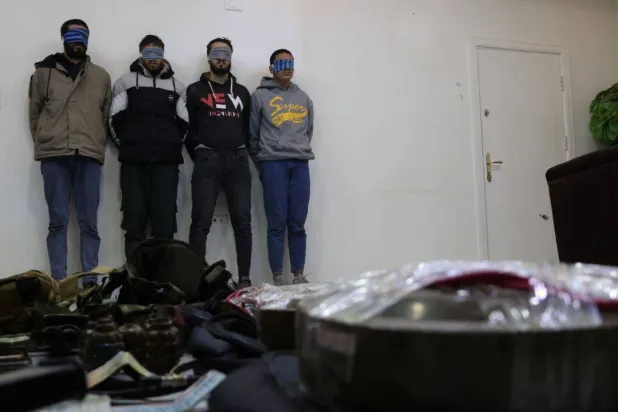 صورة وزعتها السلطات السورية الجديدة لعناصر يُزعم أنهم من تنظيم «داعش» اعتُقلوا بتهمة التخطيط لتنفيذ تفجير في السيدة زينب