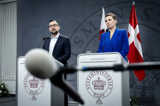 رئيسة وزراء الدنمارك مته فريدريكسن ورئيس وزراء غرينلاند موتي إيجيد خلال مؤتمر صحافي في كوبنهاغن (إ.ب.أ)