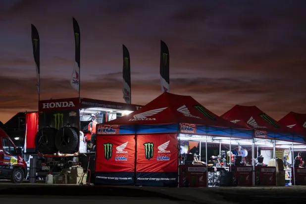 مخيم «البيفواك» يعد محطة استراحة للمتسابقين في «الرالي» (الشرق الأوسط)