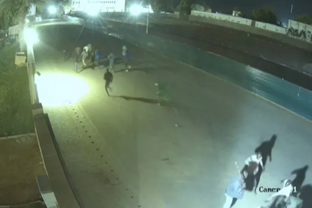 كاميرات المراقبة تظهر مسلحين حاولوا اقتحام القصر الرئاسي في إنجامينا (أ.ف.ب)