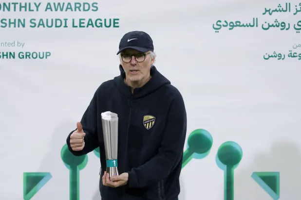 بلان خلال تسلمه جائزة مدرب الشهر في الدوري السعودي (تصوير: نايف العتيبي)