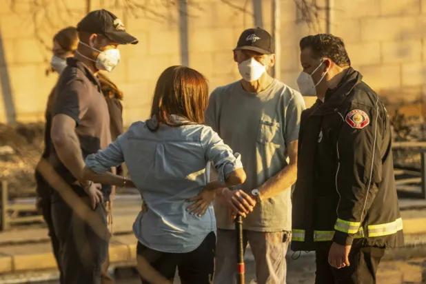 الأمير هاري (يسار) وزوجته ميغان ماركل يتحدثان مع عمدة باسادينا فيكتور جوردو على اليمين (أ.ب)