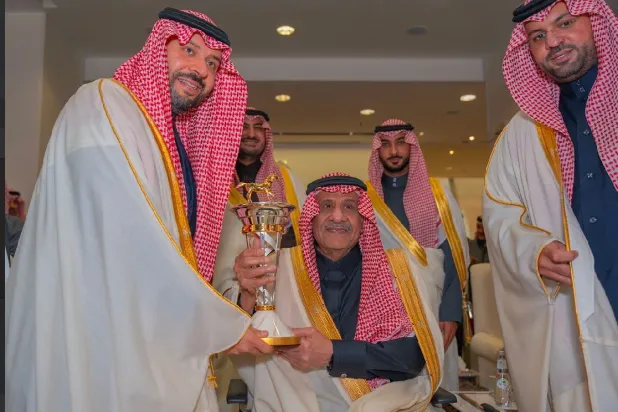 الأمير خالد بن سلطان لدى تتويج الجواد عسفان الخالدية (الشرق الأوسط)