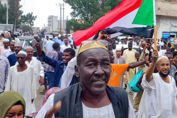 Sudanlılar dün Port Sudan'da ordunun Vad Medani'yi ele geçirmesini kutladı (AFP)