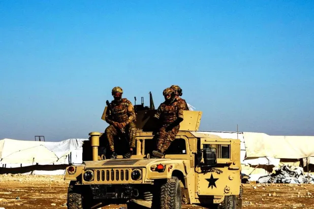 عناصر مسلحة من «قوات سوريا الديمقراطية» خلال عمليات تمشيط وتفتيش لمخيم الهول نوفمبر 2024 (قسد عبر تلغرام)