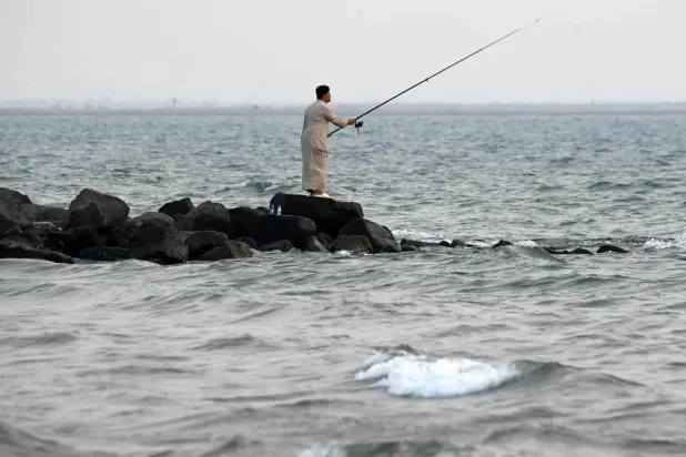 أحد الصيادين في سواحل منطقة عسير السعودية (واس)