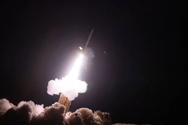 صاروخ ينطلق من منظومة «15 خرداد» للدفاع الجوي خلال مناورات قرب منشأة «فوردو» النووية... فجر الأحد (تسنيم)