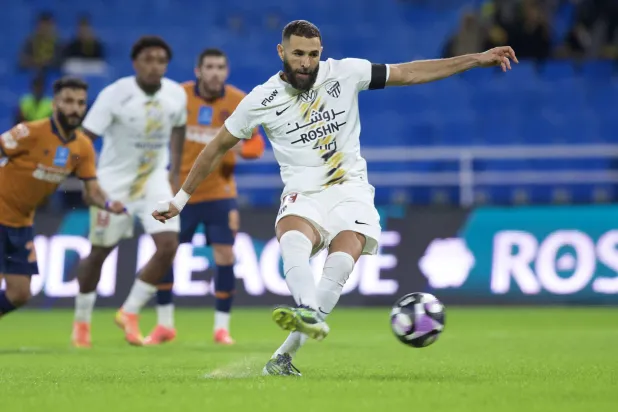 بنزيمة أضاع جزائية في مباراة الفيحاء (تصوير: نايف العتيبي)