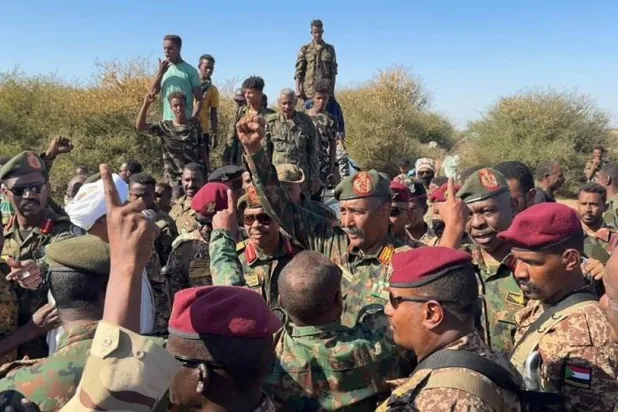 قائد الجيش عبدالفتاح البرهان خلال زيارة لجنوده في منطقة البطانة (صفحة الجيش على «فيسبوك»)