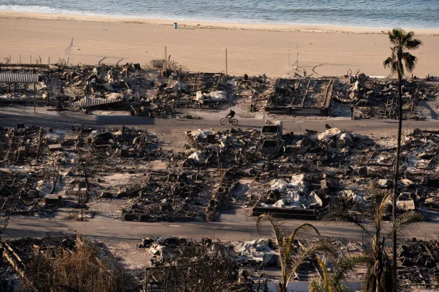 مبان أتت عليها النيران في حي  باسيفيك باليسادس بلوس أنجليس أمس (رويترز)