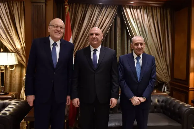Lübnan Cumhurbaşkanı Joseph Avn, Meclis Başkanı Nebih Berri ve Başbakan Necib Mikati ile birlikte (DPA)