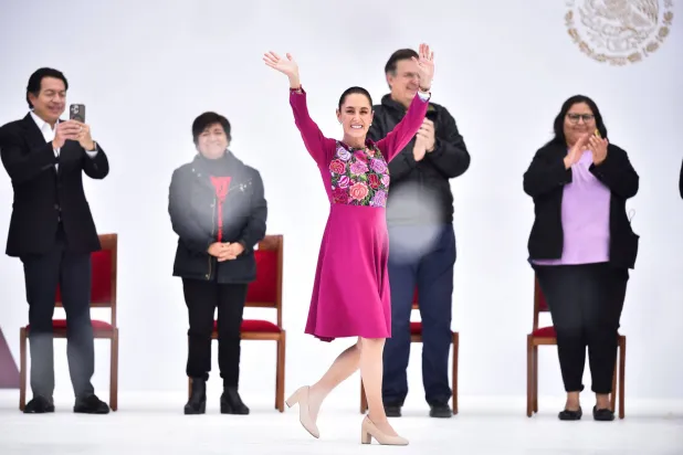  الرئيسة المكسيكية كلاوديا شينباوم تلوح لآلاف من مؤيديها تجمعوا في مكسيكو للاحتفال بأول 100 يوم لها في منصبها (أ.ف.ب)