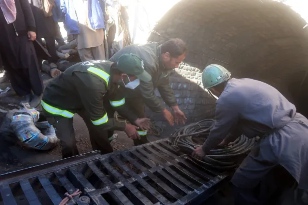 عناصر من وحدات الإنقاذ يعملون قرب مدخل منجم انهار نتيجة انفجار غاز في سينجيدي بباكستان (إ.ب.أ)