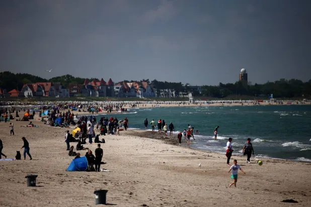 منظر عام لشاطئ على بحر البلطيق بألمانيا (رويترز)