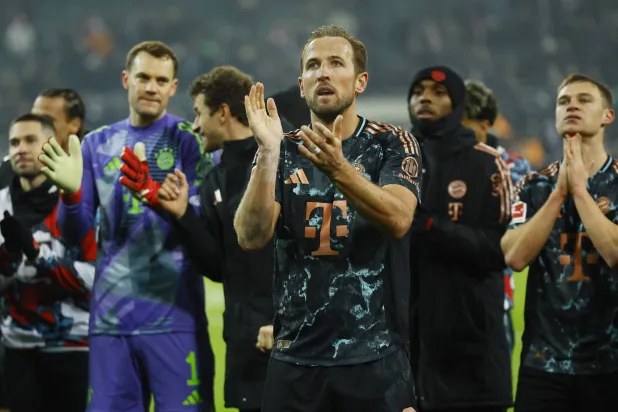 كان المهاجم الدولي الإنجليزي هاري كاين قاد بايرن إلى فوز صعب على بوروسيا مونشنغلادباخ بهدف سجله من ركلة جزاء (رويترز)