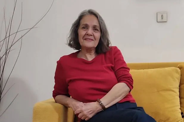 تقوي تجلس على أريكة بعد إطلاق سراحها مؤقتاً من سجن إيفين سيئ السمعة بطهران سبتمبر الماضي (د.ب.أ)