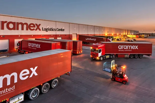 شاحنات تابعة لـ«أرامكس» الإماراتية بأحد المخازن (الموقع الإلكتروني للشركة)