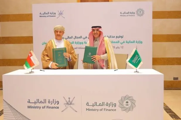 وزيرا المالية السعودي والعماني بعد توقيعهما مذكرة التفاهم (وكالة الأنباء العمانية)