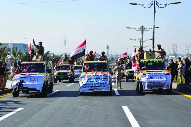 عرض عسكري للجيش العراقي و«الحشد الشعبي» في الموصل خلال ديسمبر الماضي (أ.ف.ب)