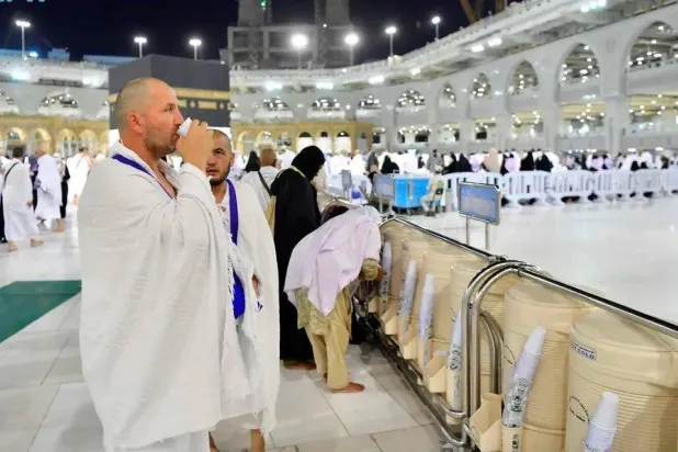 معتمرون يروون عطشهم بمياه زمزم (واس)