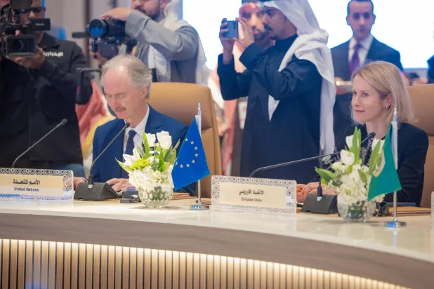 صورة ملتقطة في يناير 2025 في العاصمة السعودية الرياض تظهر المبعوث الخاص للأمم المتحدة غير بيدرسن والممثلة العليا للشؤون الخارجية في الاتحاد الأوروبي كايا كالاس في اجتماع لكبار الدبلوماسيين من الشرق الأوسط وأوروبا لمناقشة الوضع في سوريا (د.ب.أ) 
