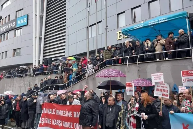مواطنون أتراك يحتجون أمام بلدية بشكتاش في إسطنبول احتجاجاً على اعتقال رئيسها (إعلام تركي - «إكس»)