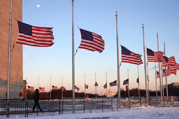 الأعلام الأميركية ترفرف منكّسة في نصف السارية قرب مبنى الكونغرس الأميركي حداداً على وفاة الرئيس الأسبق جيمي كارتر... واشنطن 11 يناير 2025 (رويترز)