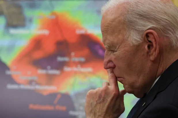  الرئيس الأميركي جو بايدن خلال إحاطة حول الاستجابة الفدرالية لحريق لوس أنجليس في المكتب البيضاوي (رويترز)