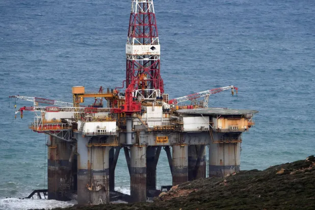 منصة نفطية عالقة على الشاطئ في الحوشيت بالقرب من مدينة بنزرت التونسية (أرشيفية - أ.ف.ب) 