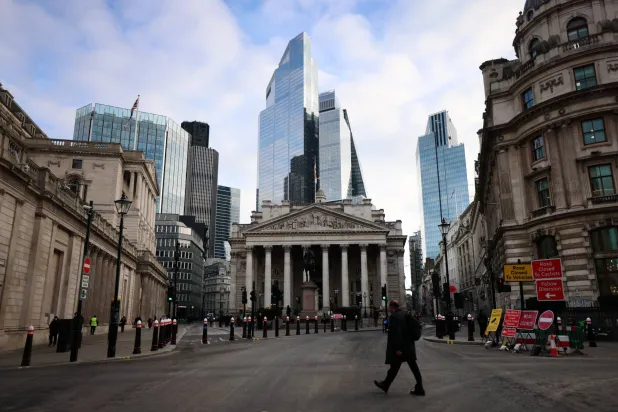 شخص يسير في أحد شوارع لندن (إ.ب.أ) 