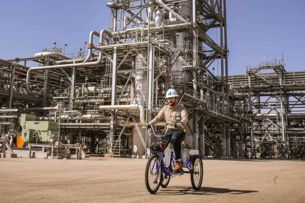 أحد موظفي «أرامكو» في إحدى المنشآت النفطية في السعودية (أرامكو) 