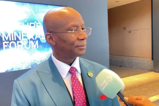 وزير المناجم والموارد المعدنية في سيراليون جوليوس ماتاي خلال «مؤتمر التعدين» (الشرق الأوسط)