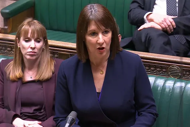 وزيرة المالية البريطانية راشيل ريفز تتحدث في مجلس العموم بعد زيارتها الأخيرة للصين (أ.ف.ب)